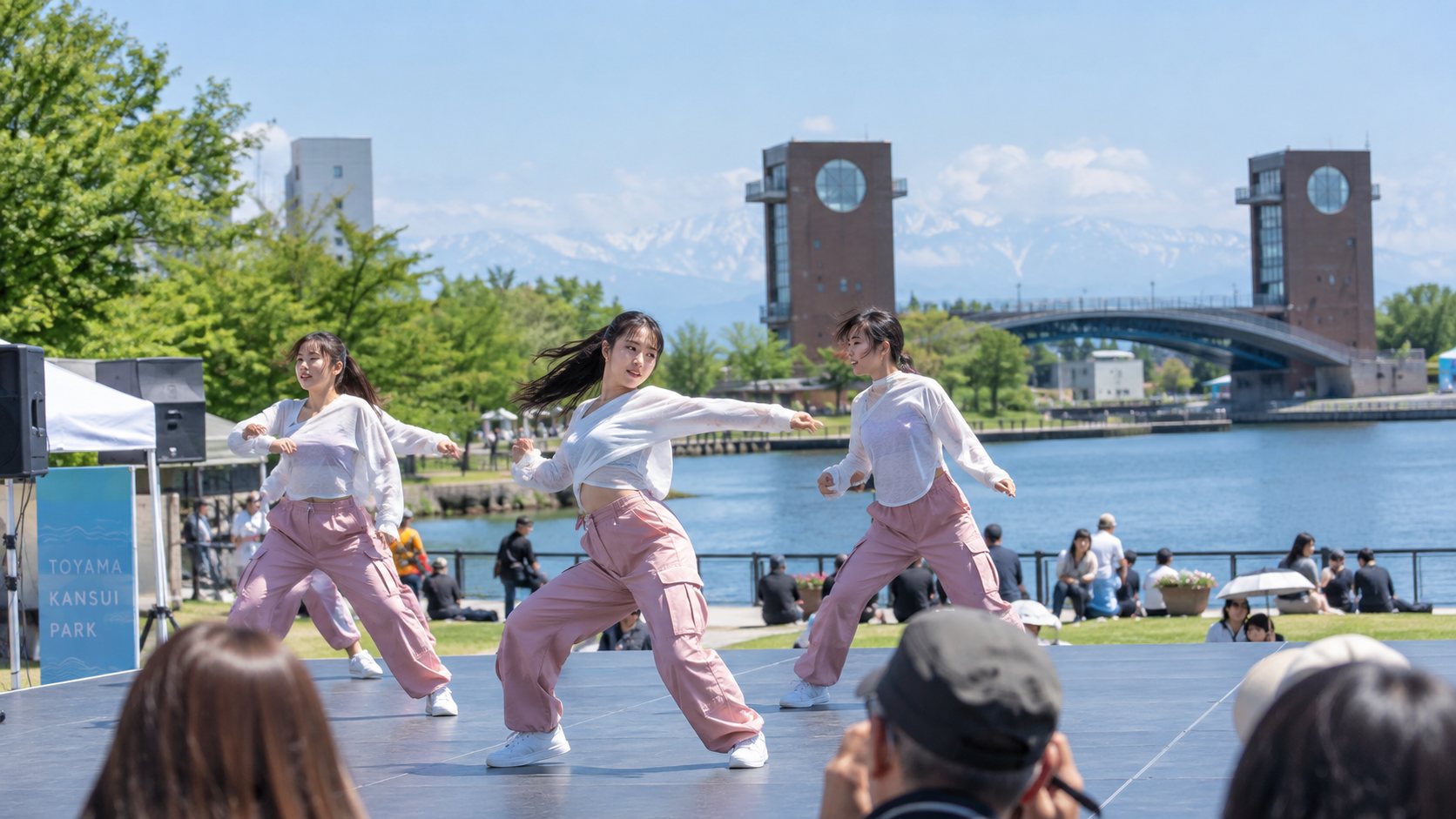 環水公園の野外ステージで踊るダンサーたち